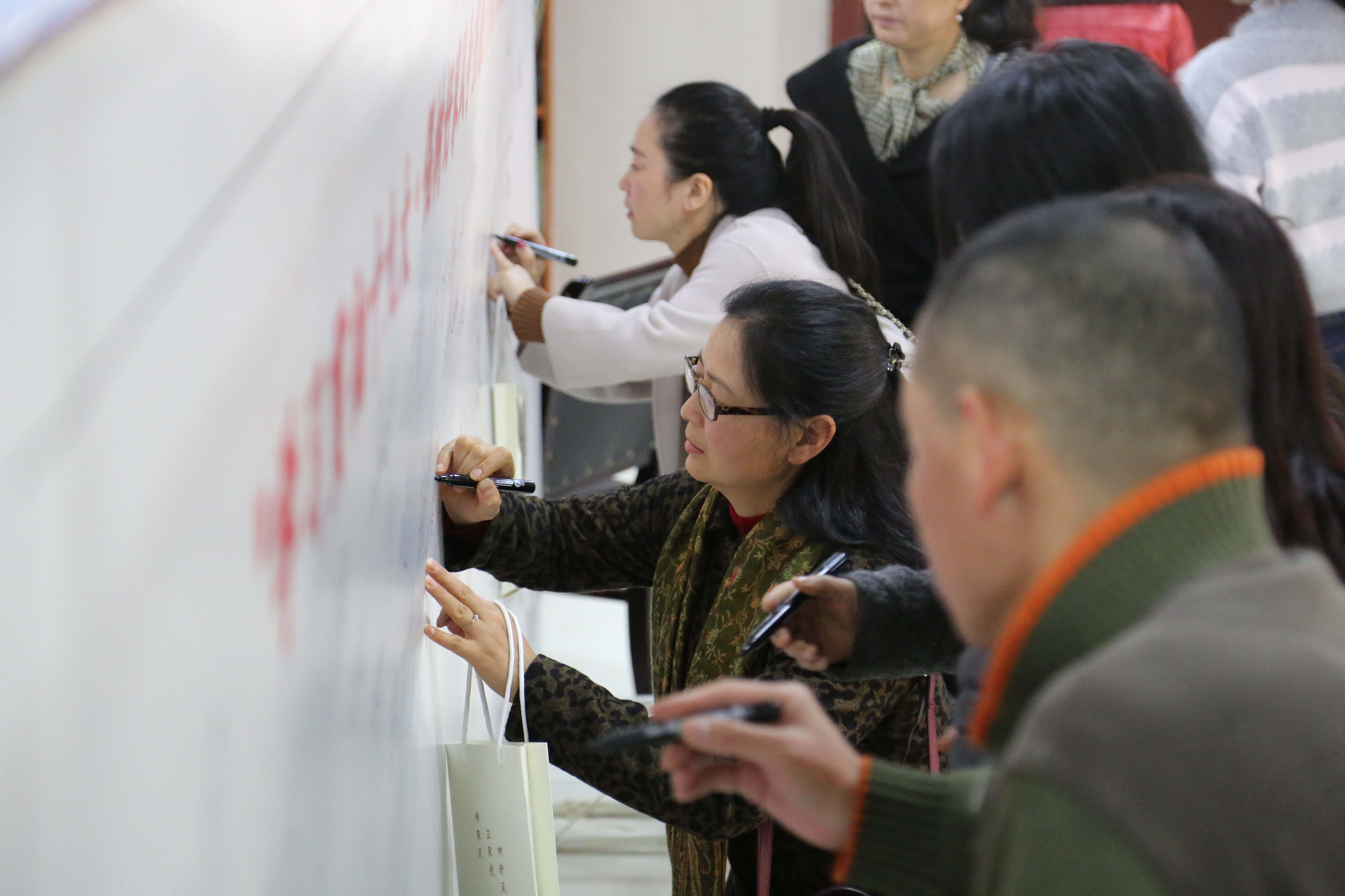 �м�������Ҫ�����˼������Ϸ������� ��Ľ�ݻ���ס����  �����쵼�ɲ�����������